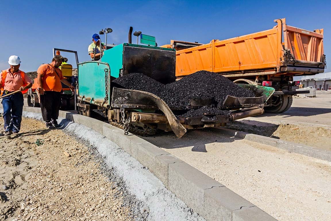 Utilize Posillico Materials' Commercial Natural Sand Bankrun as a base for driveway construction projects